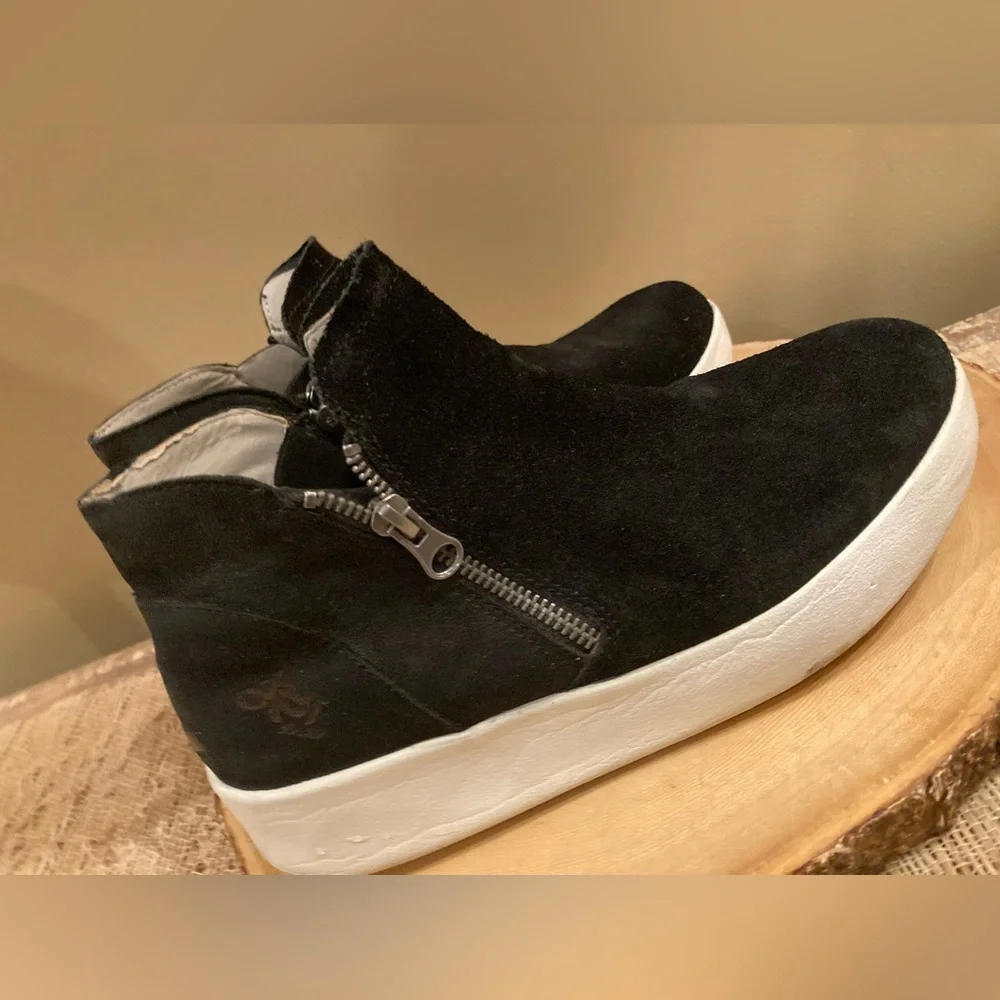 OTBT Astrid Sneaker ￼ Ankle Bootie Size 9 Ebony, Black‎ Side Zip Women’s
